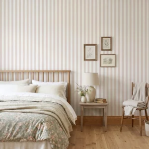 Dormitorio con papel pintado de rayas rosa empolvado y blanco | Escala Mediana | Villette