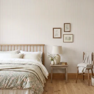 Dormitorio con papel pintado de rayas rosa empolvado y blanco | Escala Pequeña | Villette