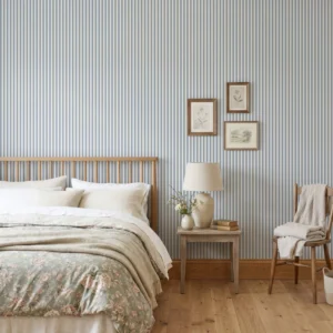 Dormitorio rústico con papel pintado de rayas azul empolvado y blanco roto | Escala Pequeña | Villette
