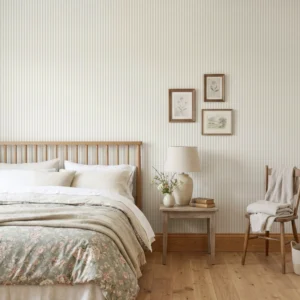 Dormitorio rústico con papel pintado de rayas beige nube y blanco | Escala pequeña | Villette