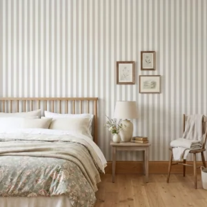 Dormitorio rústico con papel pintado de rayas gris topo y blanco | Escala Mediana | Villette