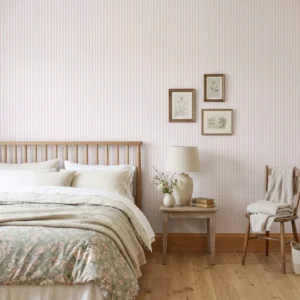 Dormitorio rústico con papel pintado de rayas rosa algodón de azúcar y blanco | Escala Pequeña| Villette