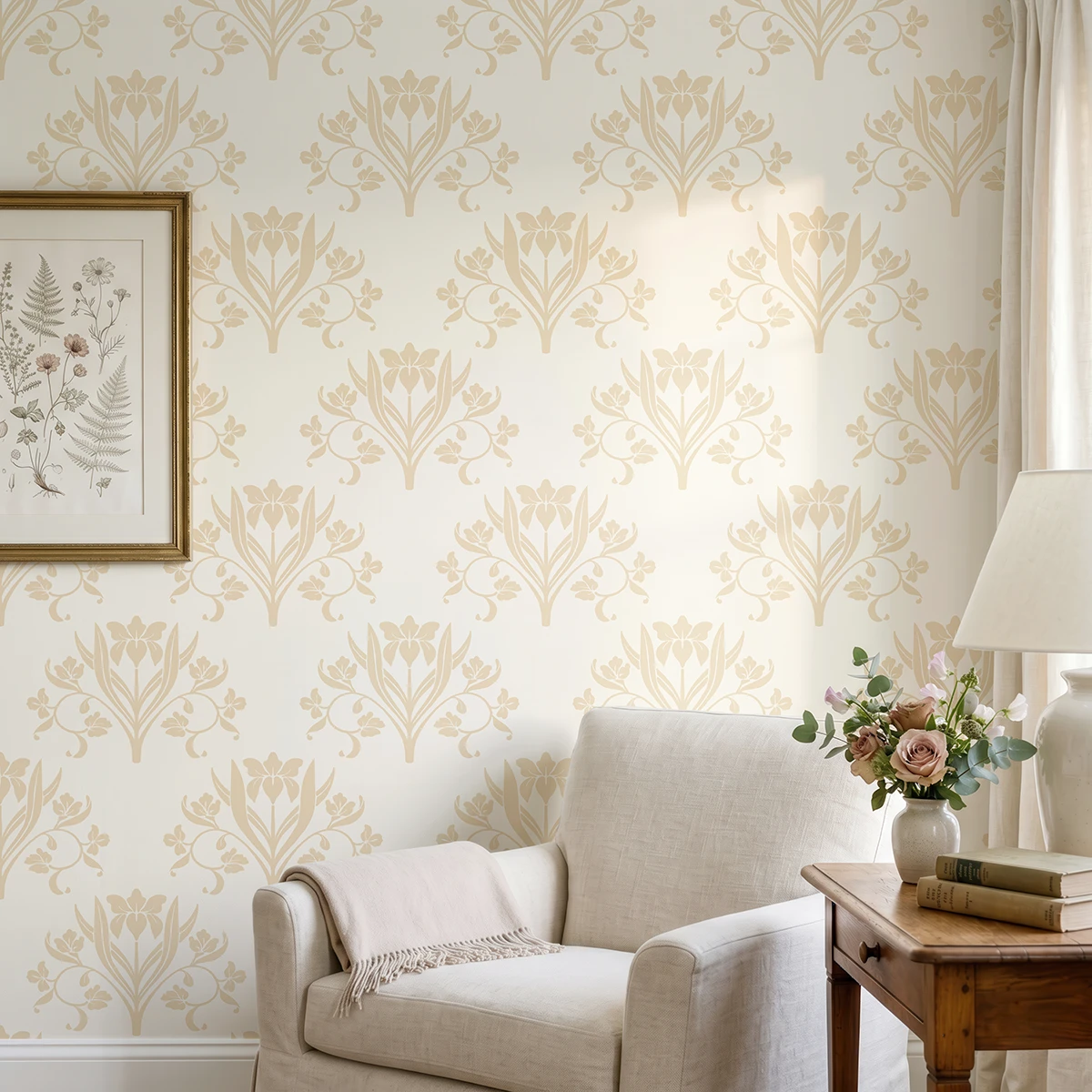 Liria, papel pintado floral vainilla y marfil, a escala grande en salón luminoso con butaca, decorado con cuadros y elementos vegetales.