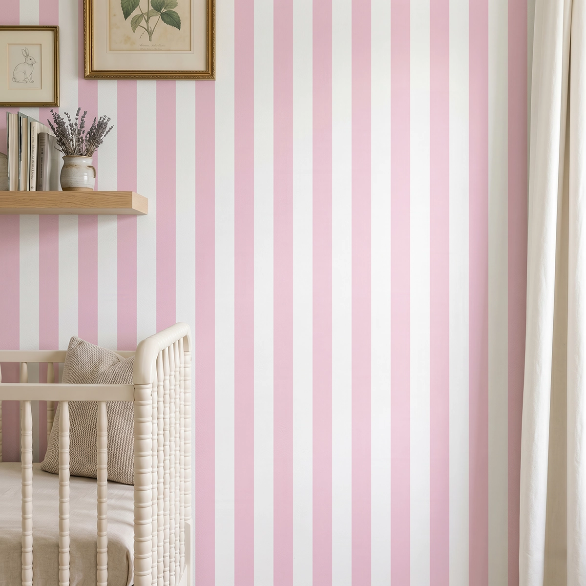 Modelo Della, papel pintado de rayas rosa rubor y blanco, a escala mediana en dormitorio infantil con cuna de bebé y pared decorada con una pequeña estantería con elementos decorativos.