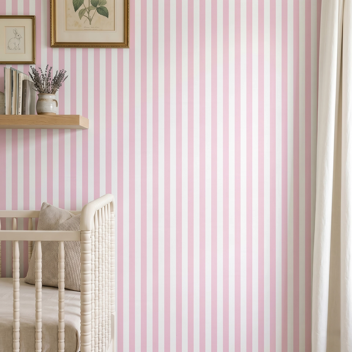 Modelo Della, papel pintado de rayas rosa rubor y blanco, a escala pequeña en dormitorio infantil con cuna de bebé y pared decorada con una pequeña estantería con elementos decorativos.