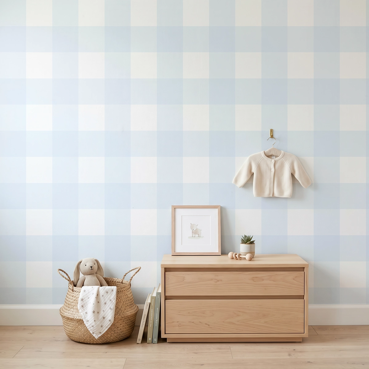 Anna, papel pintado vichy azul celeste y blanco, a escala grande en habitación infantil con cómoda, elementos decorativos y mobiliario de estilo natural.