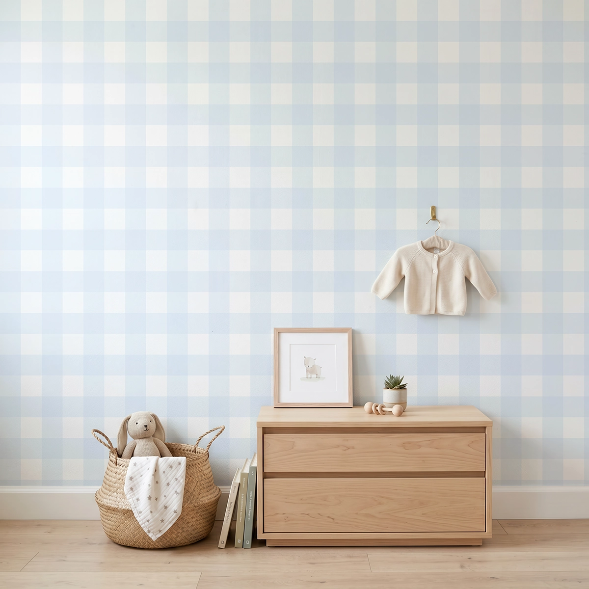 Anna, papel pintado vichy azul celeste y blanco, a escala mediana en habitación infantil con cómoda, elementos decorativos y mobiliario de estilo natural.