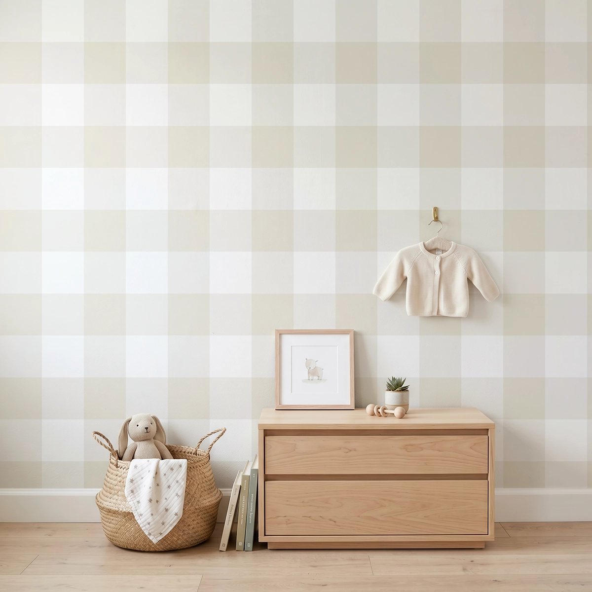 Anna, papel pintado vichy beige claro y blanco, a escala grande en habitación infantil con cómoda, elementos decorativos y mobiliario de estilo natural.