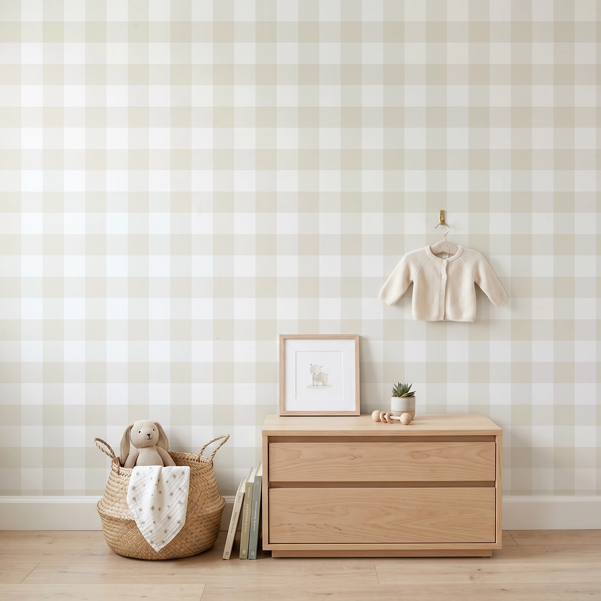 Anna, papel pintado vichy beige claro y blanco, a escala mediana en habitación infantil con cómoda, elementos decorativos y mobiliario de estilo natural.