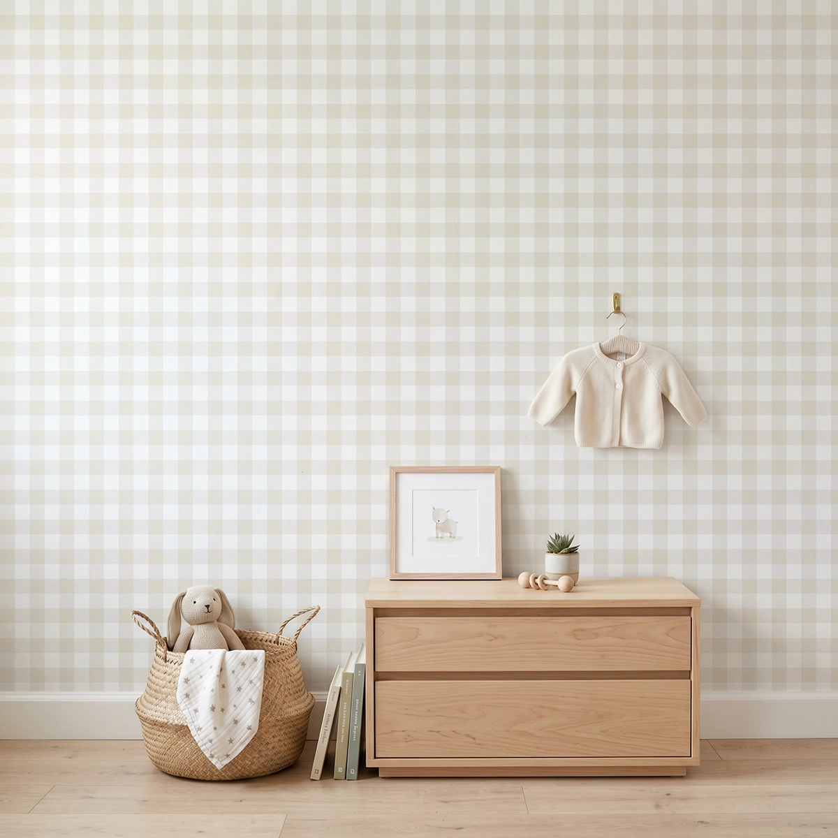 Anna, papel pintado vichy beige claro y blanco, a escala pequeña en habitación infantil con cómoda, elementos decorativos y mobiliario de estilo natural.