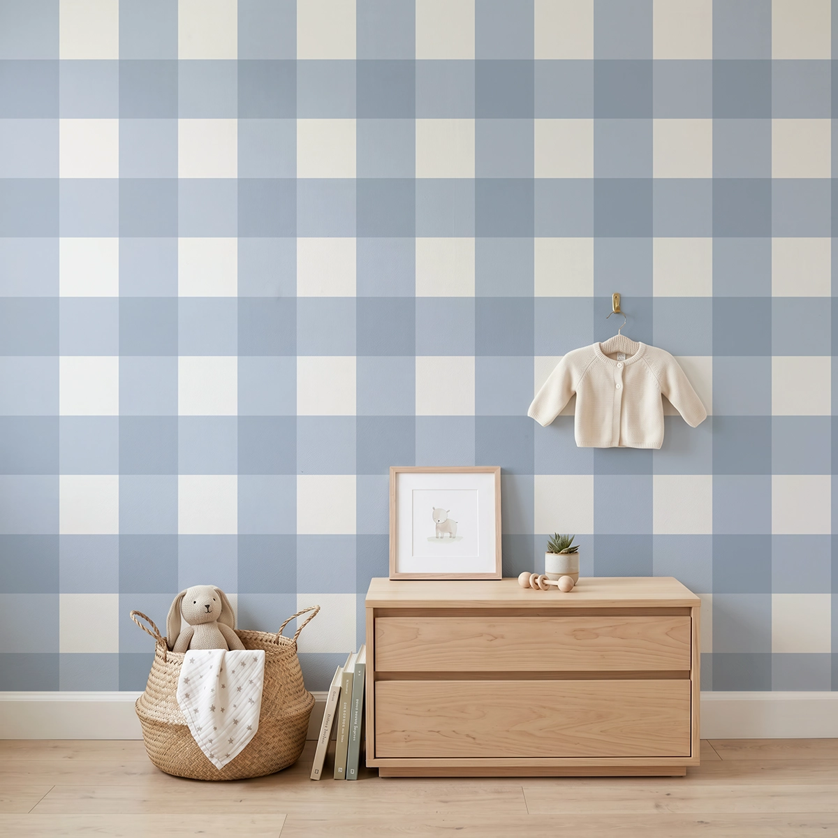 Anna, papel pintado vichy azul empolvado y blanco lino, a escala grande en habitación infantil con cómoda, elementos decorativos y mobiliario de estilo natural.