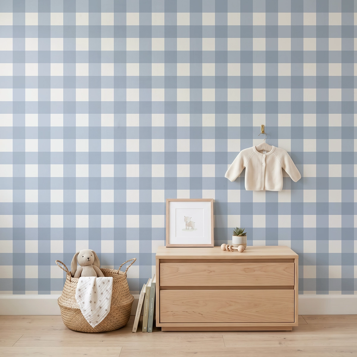 Anna, papel pintado vichy azul empolvado y blanco lino, a escala mediana en habitación infantil con cómoda, elementos decorativos y mobiliario de estilo natural.