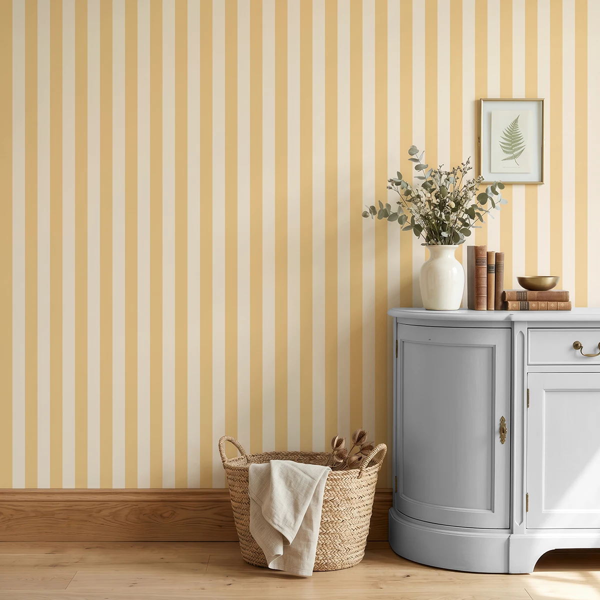 Modelo Della, papel pintado de rayas albaricoque y crema, a escala mediana en cocina luminosa con mueble bajo de madera con jarrón con flores y con un cesto de esparto.
