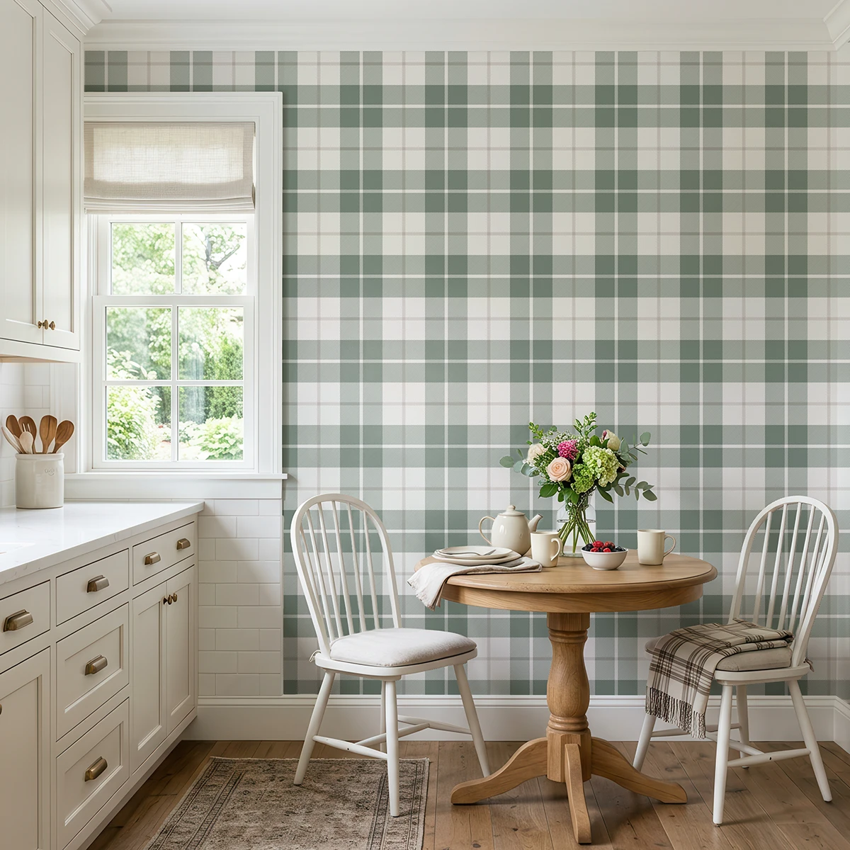 Modelo Oscar, papel pintado tartán clásico oliva y blanco lino, a escala mediana en cocina de estilo cottage con mesa redonda de comedor, sillas y una gran ventana.