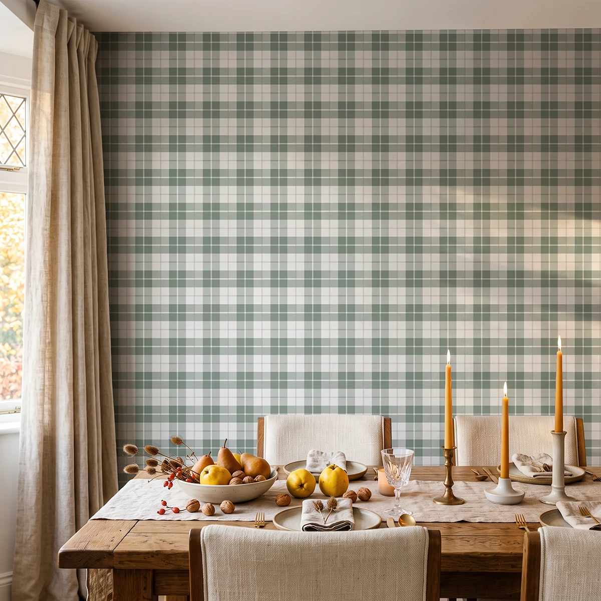 Modelo Oscar, papel pintado tartán oliva y blanco lino, a escala pequeña en comedor de estilo rústico con gran mesa de madera con decoración de inspiración otoñal y sillas cuadradas.