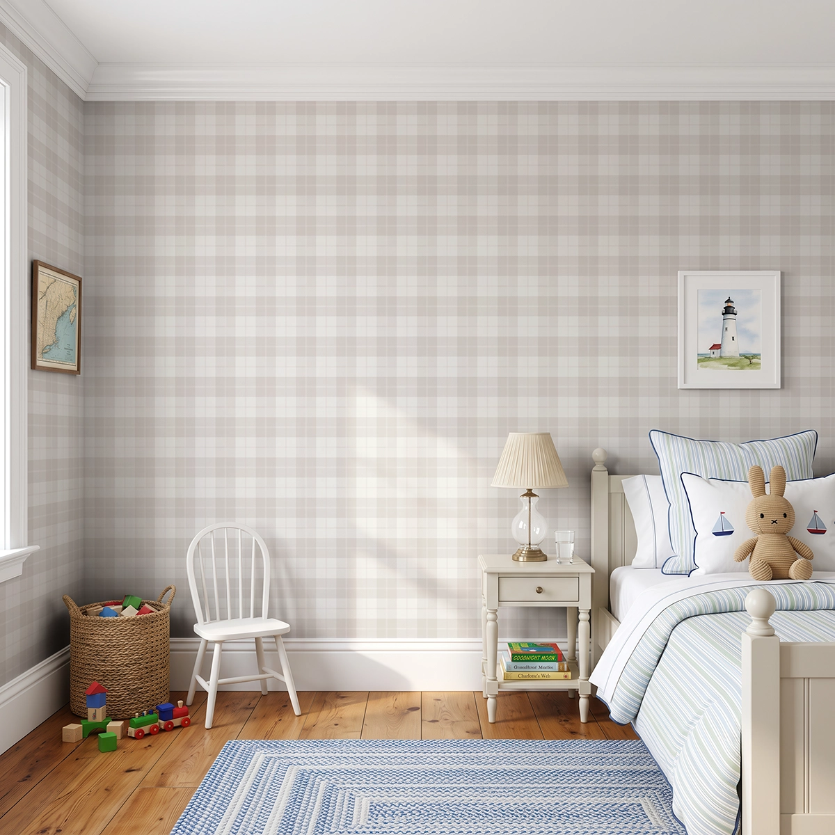 Modelo Oscar, papel pintado tartán beige, a escala pequeña en habitación infantil elegante con muebles de madera de color crema, con juegos apilados en una cesta de mimbre.