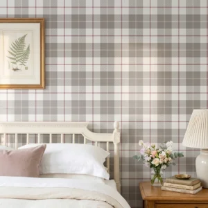 Modelo Oscar, papel pintado tartán taupé y berenjena, a escala mediana en dormitorio luminoso con cama de cabecero bajo, mesillas y mobiliario blanco.