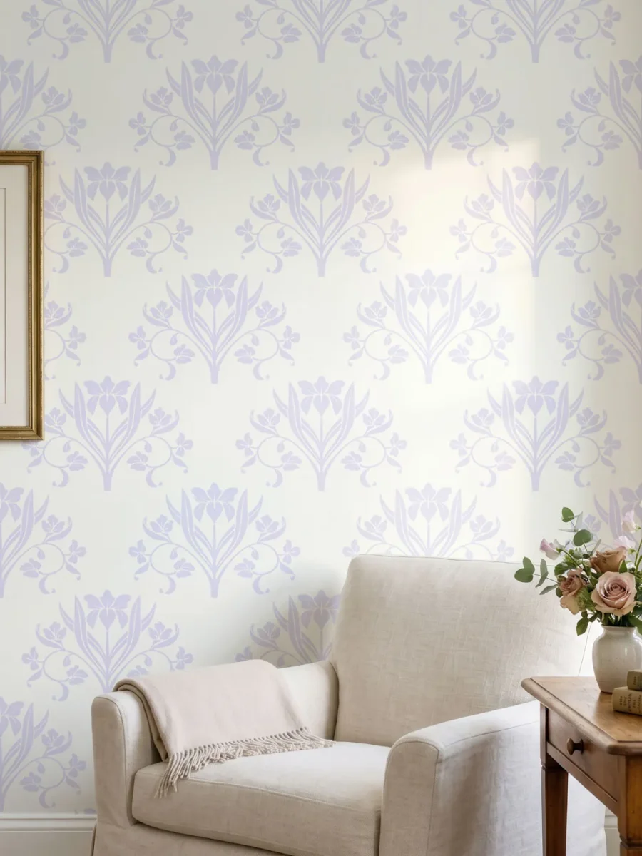 Rincón de lectura con papel pintado floral, motivos en color lavanda suave sobre fondo blanco roto | Villette