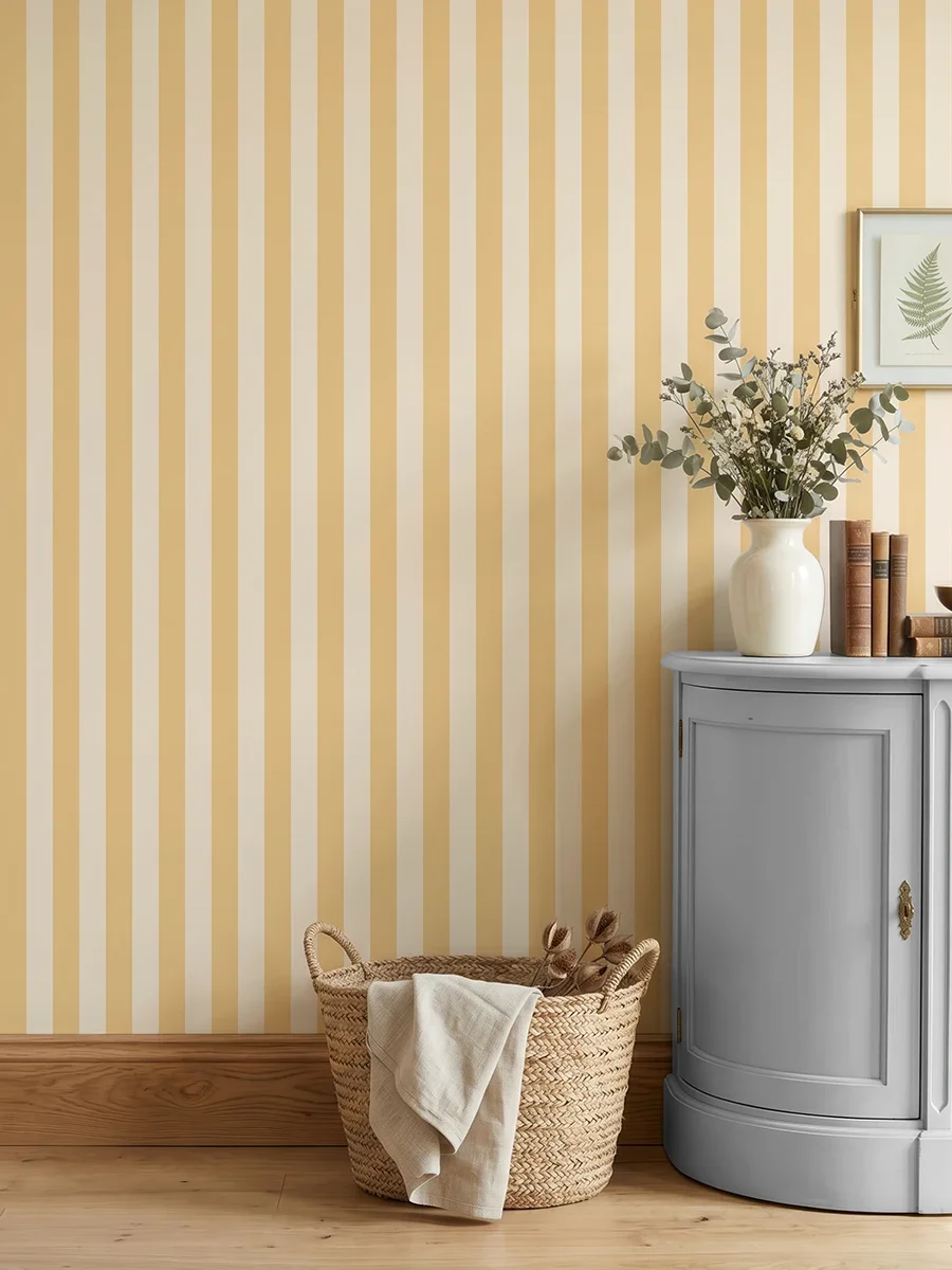 Modelo Della, papel pintado de rayas albaricoque y crema, a escala mediana en cocina luminosa con mueble bajo de madera con jarrón con flores y con un cesto de esparto.