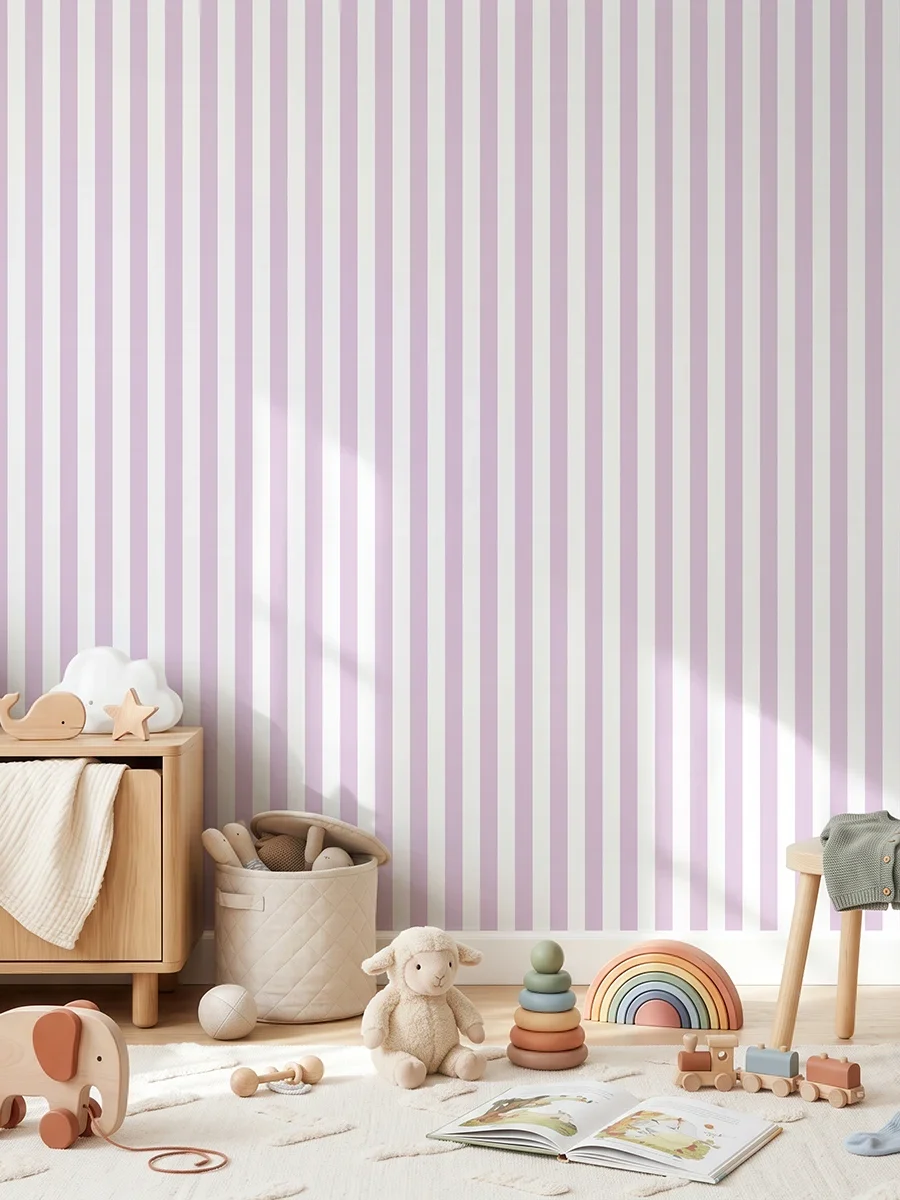 Modelo Della, papel pintado de rayas lavanda y blanco, a escala pequeña en habitación infantil luminosa y ordenada con una decoración en tonos neutros y madera clara, con un mueble bajo de madera con libros, un taburete pequeño, cestas de almacenamiento y varios juguetes esparcidos sobre una alfombra clara con un patrón suave, creando un ambiente acogedor y moderno..