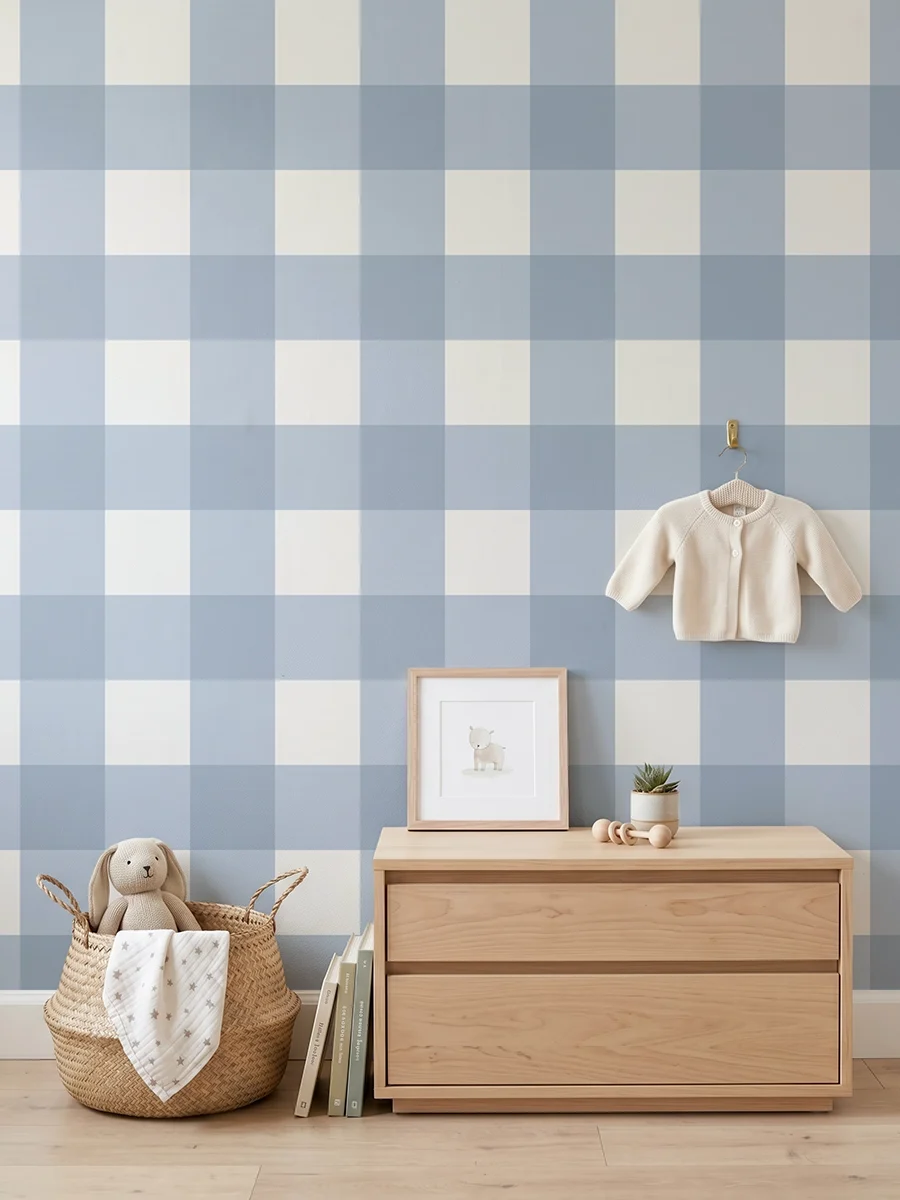 Anna, papel pintado vichy azul empolvado y blanco lino, a escala grande en habitación infantil con cómoda, elementos decorativos y mobiliario de estilo natural.