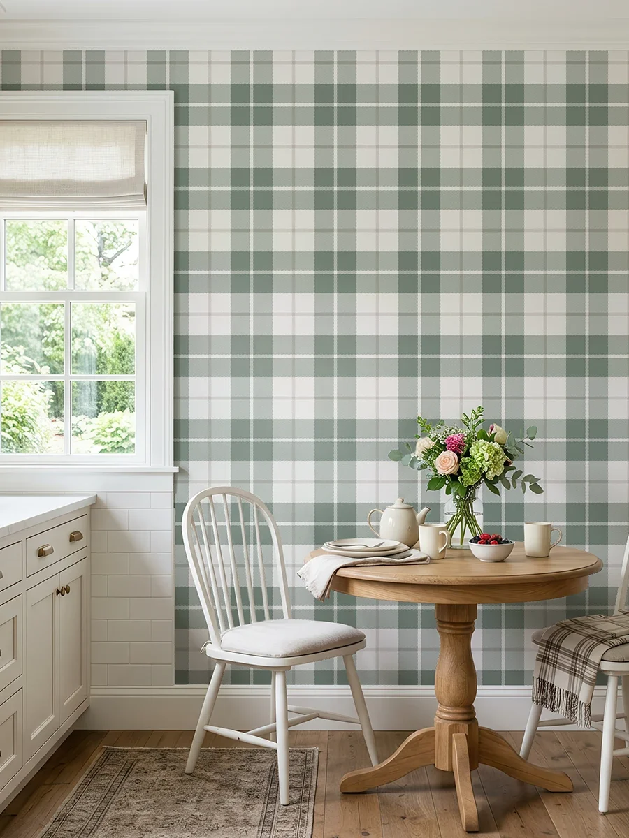 Modelo Oscar, papel pintado tartán clásico oliva y blanco lino, a escala mediana en cocina de estilo cottage con mesa redonda de comedor, sillas y una gran ventana.
