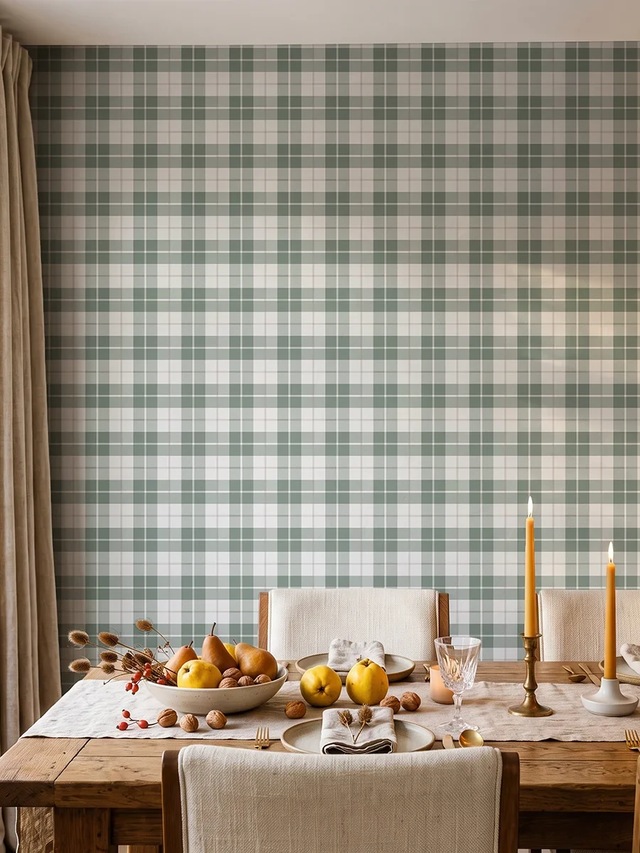 Modelo Oscar, papel pintado tartán oliva y blanco lino, a escala pequeña en comedor de estilo rústico con gran mesa de madera con decoración de inspiración otoñal y sillas cuadradas.