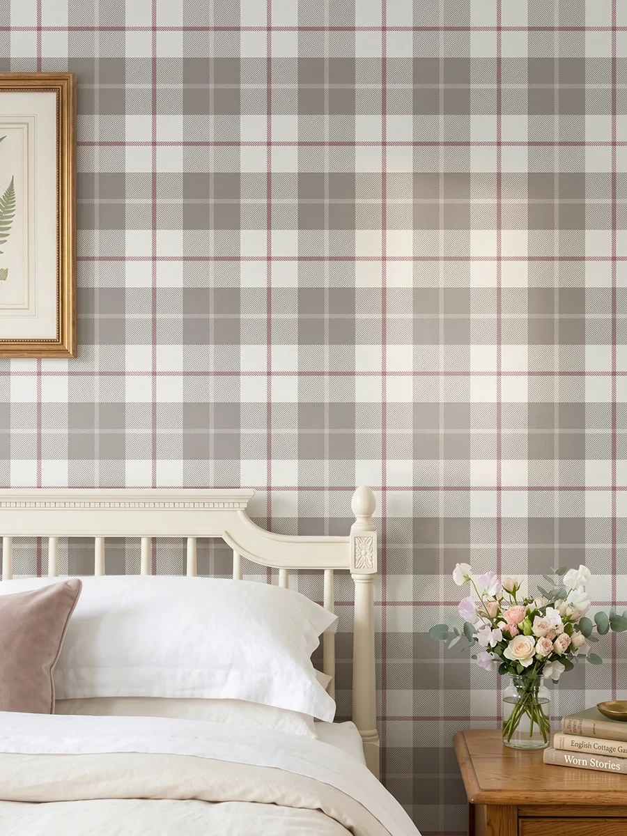 Modelo Oscar, papel pintado tartán taupé y berenjena, a escala mediana en dormitorio luminoso con cama de cabecero bajo, mesillas y mobiliario blanco.