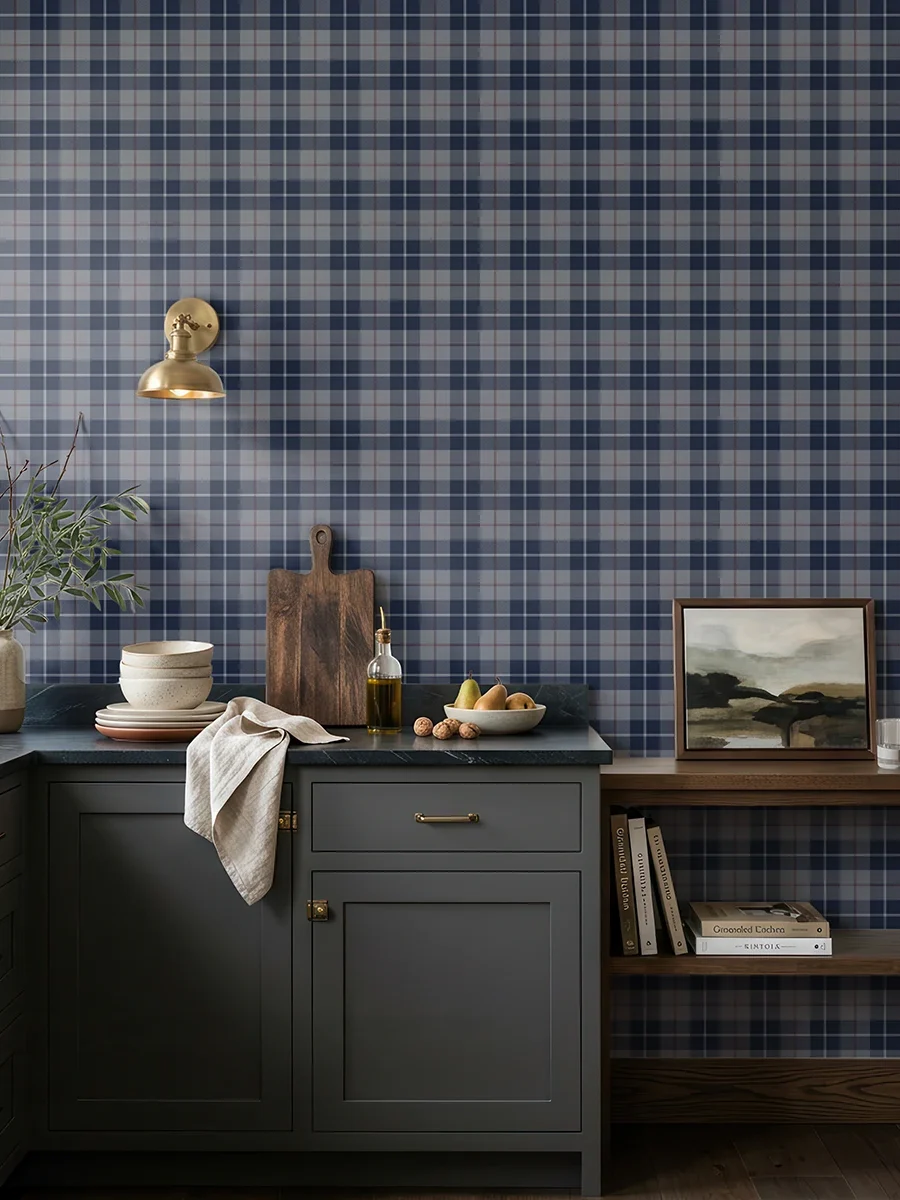 Modelo Oscar, papel pintado tartán antracita y ceniza, a escala pequeña en cocina rústica con muebles bajos de madera y menaje del hogar.